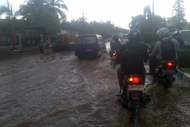 Diguyur Hujan Deras,...