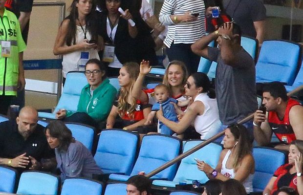 Ronda Rousey Nonton...