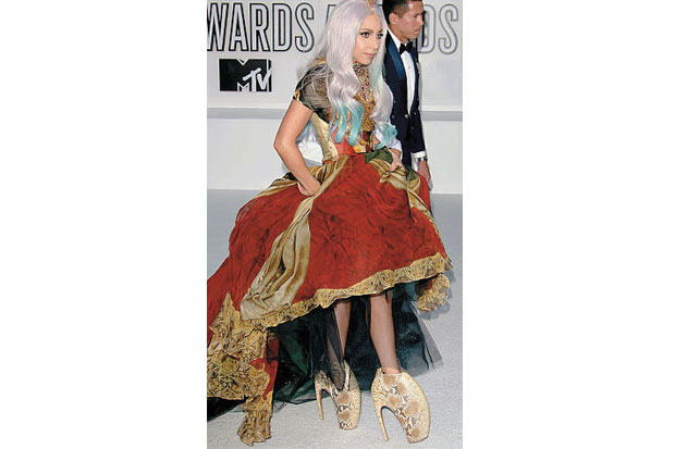 Lady Gaga Koleksi Sepatu...