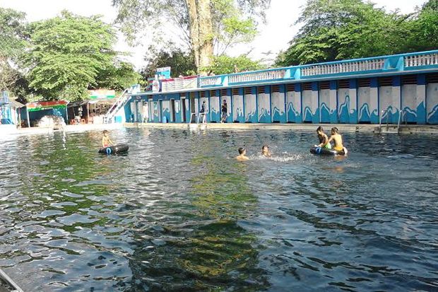 Sensasi Berenang Bareng...