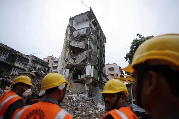 Gedung di India Ambruk...