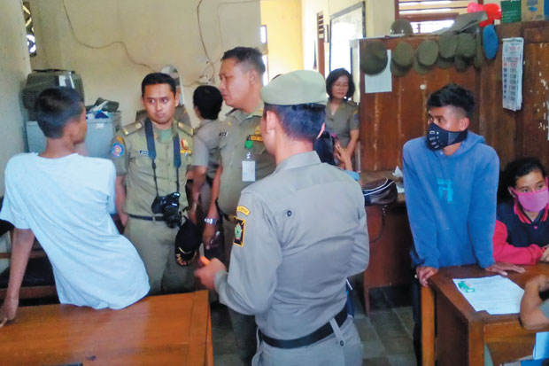 Guru SD dan Remaja Tertangkap...