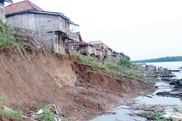 Puluhan Rumah Terancam...