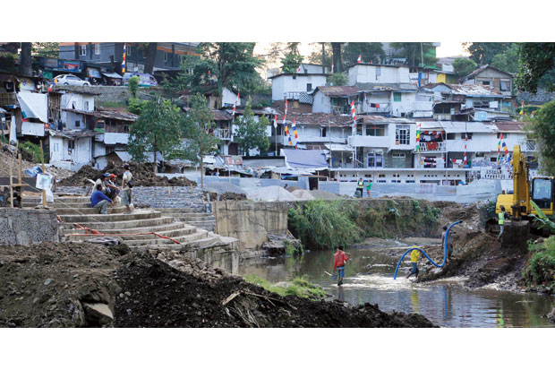 Mangkrak Setahun, Amphitheater...