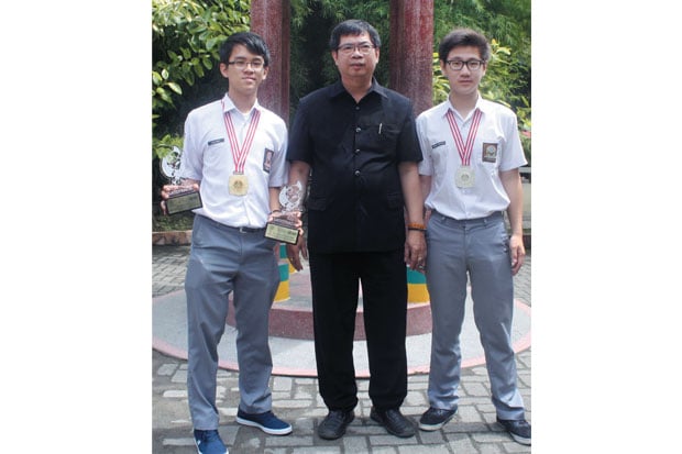 Juara IOAA 2015 Pilih...