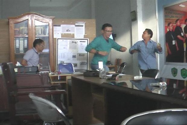 Rasakan Gempa, Warga...
