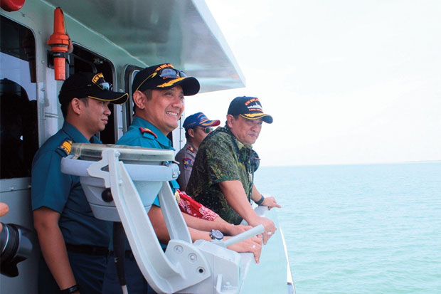 Dua Kapal Perang Patroli...