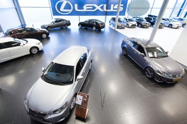 Dealer Lexus Larang...
