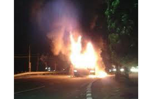 Bus Malam Dibakar Massa
