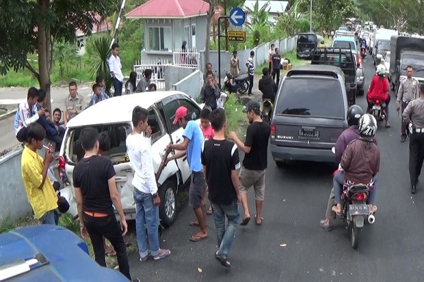 Delapan Mobil Tabrakan...