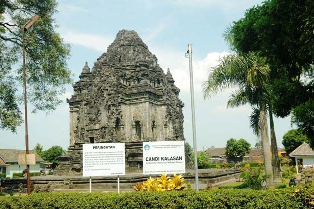 Menikmati Keelokan Candi...