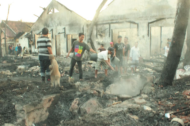 Kedai Terbakar, 11 Rumah...