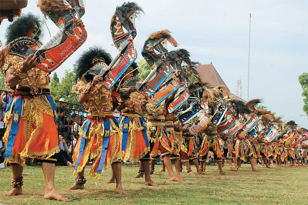 180 Penari Rakyat Tampilkan...