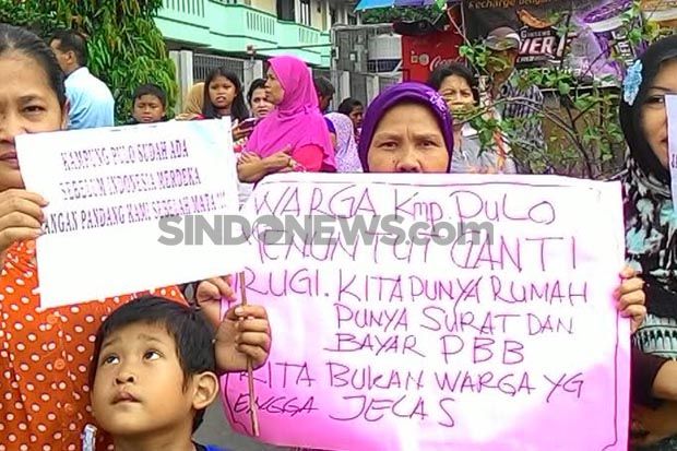 Warga Kampung Pulo Minta...