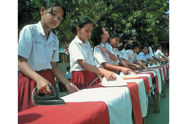 Siswa SD Setrika Massal...