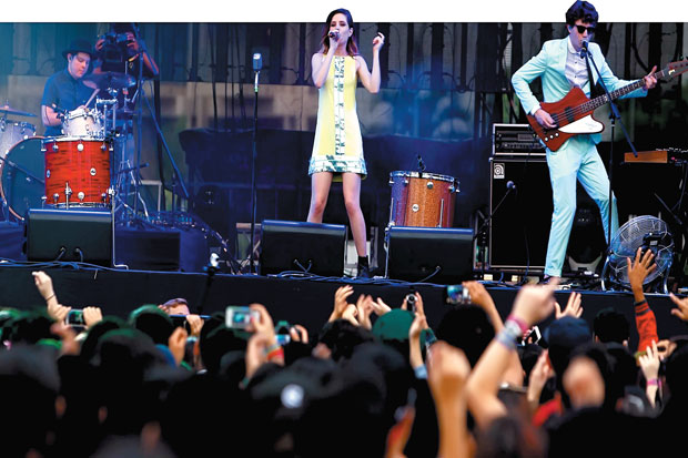 Echosmith Tampil Menghibur