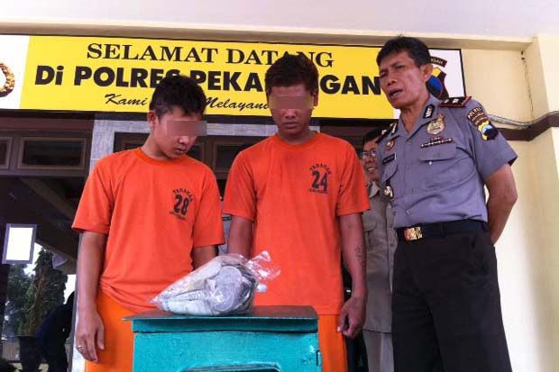 Dua Pria Ini Curi Kotak...