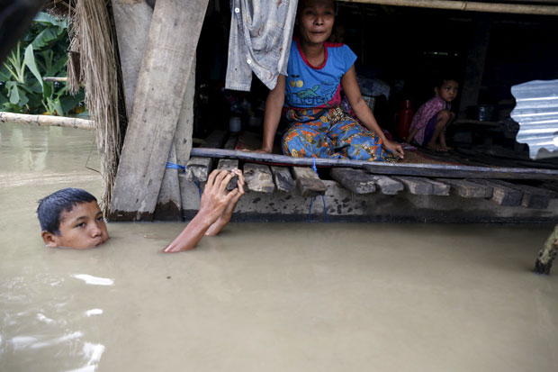 Myanmar Evakuasi Ribuan...