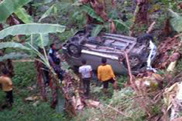 Minibus Masuk Jurang,...