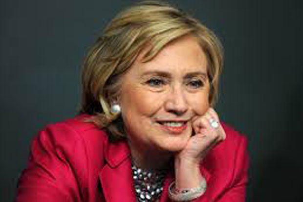 Hillary Serahkan Server...