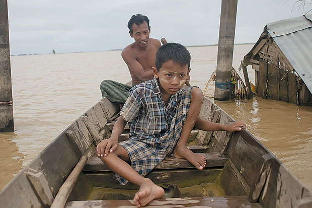 Korban Banjir Bertahan...