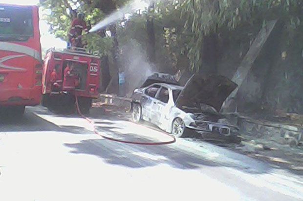 Sedan BMW Terbakar di...