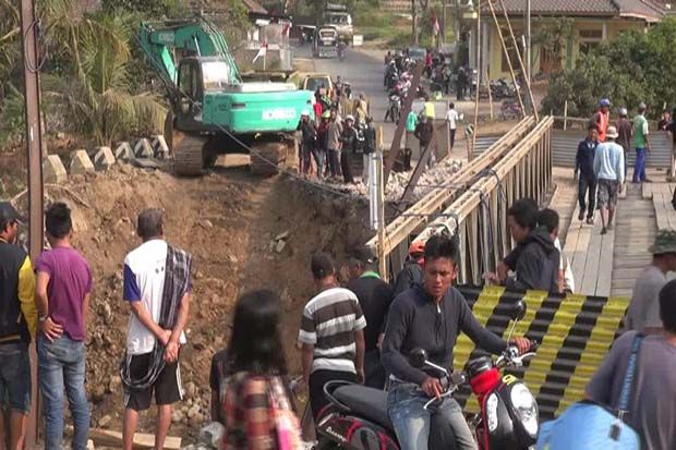 Jembatan Bailey Miring...