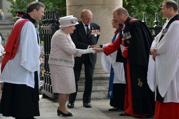 Ratu Elizabeth Pimpin...