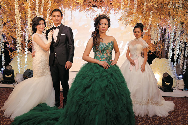 Busana Wedding untuk...