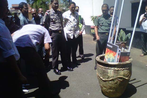 Atribut PKI Dibakar