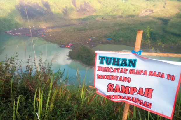 Puluhan Pendaki Bersih-bersih...