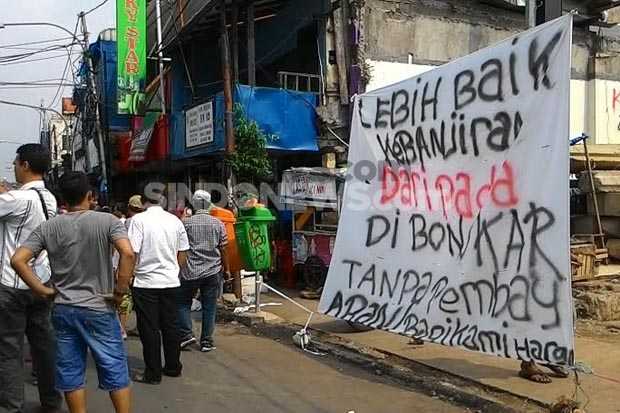 Warga Kampung Pulo Belum...