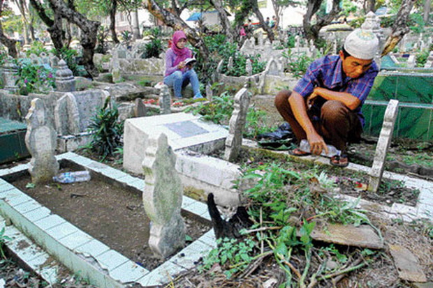 Heboh, 6 Makam Warga...
