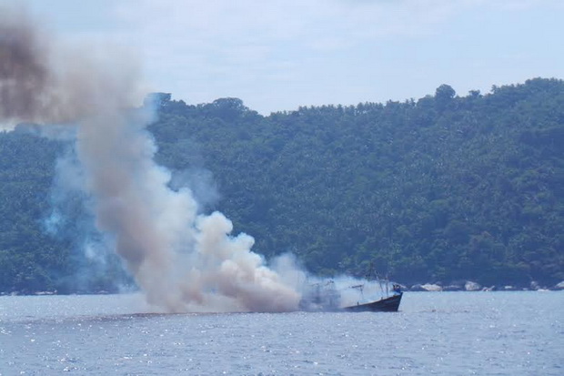 TNI AL Tenggelamkan...