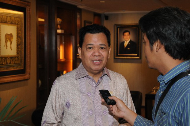 Pimpin MKGR, Roem Kono...