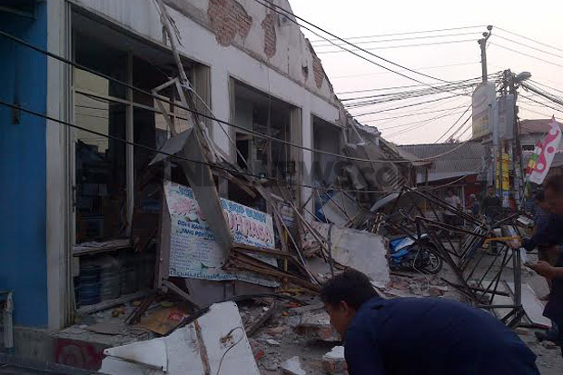 Atap Minimarket di Beji...