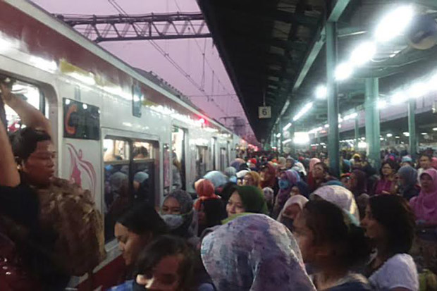 Imbas Kereta Anjlok,...