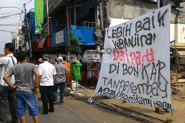 Warga Kampung Pulo Ancam...
