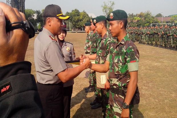 Bantu Polisi Tangkap...