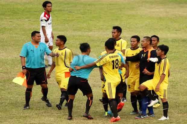 Persekap vs Persebo...