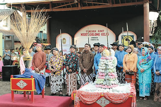 Gunungan BakpaoArem-arem...