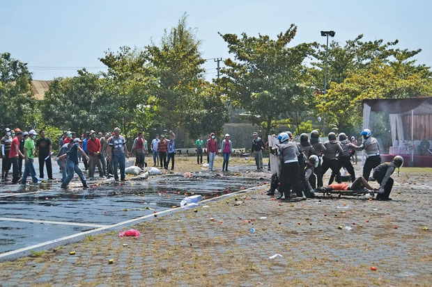 Serbu KPU, Massa Bentrok...