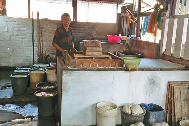 Perajin Tahu Tempe Kelimpungan