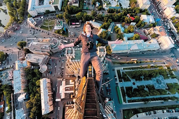 Uji Nyali dengan Rooftopping