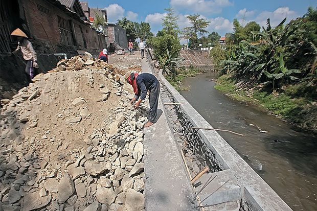 Perbaikan Talud Sungai...