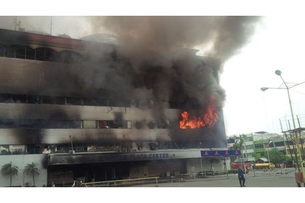 12 Jam Api Berkobar,...