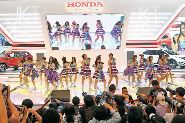 JKT48 Getarkan Booth...