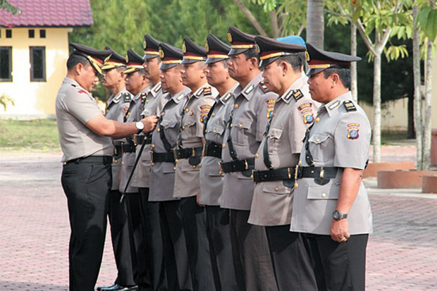 Sejumlah Pejabat dan...
