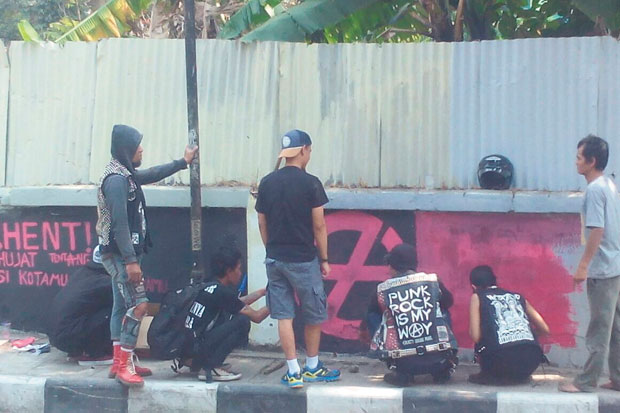 Merangkul Komunitas...