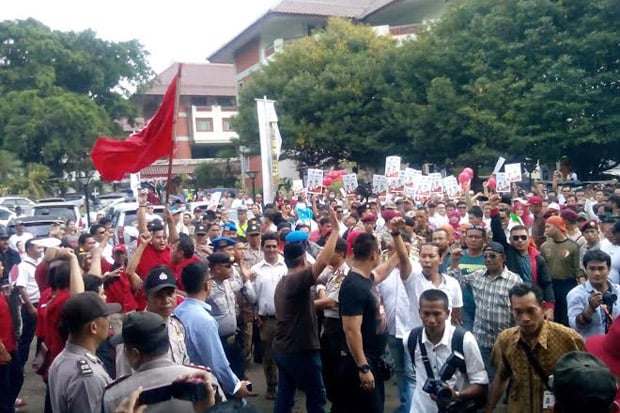 Ribuan Massa Pendukung...